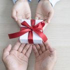 Dar regalos es un acto natural de los seres humanos, dice experta.