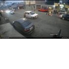 Momento en que el joven estaba en el suelo haciendo su número.