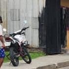 Hasta este populoso sector de Pascuales acudieron policías para indagar el caso.