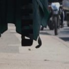 Fuera de dependencias policiales y militares se venden indumentarias.