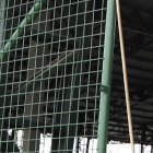 Uno de los guardias del establecimiento fue agredido por los implicados.