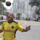 Manuel Loor, el famoso Cascarita llegó hasta Cali con su piedra, le tocó regresarse por falta de dinero.