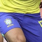 Davis Bautista (2) frenó varias veces al delantero Vitor Roque de Brasil, en el primer partido del hexagonal final del Sudamericano sub-20 de Colombia.