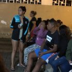 Parientes de la víctima esperaban realizar el trámite para retirar el cuerpo.