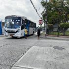 Los controladores, con una libreta en su mano, esperaban a dos buses que pasaran por esa esquina.