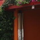 Una amante fue ayudada a salir de un motel cuando llegó la 'oficial' de su compañero de 'cuerpeo'.