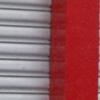 Un vidrio superior del local quedó dañado por los impactos de proyectiles.