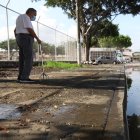 Pedro Palacios, de 82 años, tiene que buscar el  espacio sin agua para salir del ‘encierro’ y caminar hasta su vivienda.