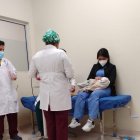 El infante fue llevado a un hospital para que reciba atención médica.