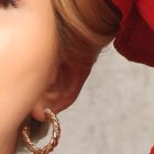 Practica canto

hasta en el baño o cuando cocina, particularmente  cuando está sola. No quiere descuidar su voz.