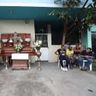 Los tres familiares de la joven son discapacitados. Los vecinos han intentado ayudar en todos los trámites de la difunta.