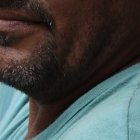 UN ALBAÑIL SE ELECTTROCUTO CUANDO ESTABA TRABAJANDO EN UNA PARED FUERA DE UNA CASA Y TRANSFORMADO DE LUZ LO QUEMO 6 DE MARZO DEL 2023 GUAYAQUIL-ECUADOR