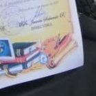 Con orgullo, Dylan muestra su diploma de mejor estudiante de su salón.