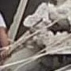 Escenario. Es un hombre, aferrádose a lo que queda de una pared y con los pies sobre una casa a punto de derrumbarse, pero quien se muestra feliz de que la vida que carga en sus brazos esté intacta.