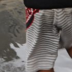 Un par de muchachos intentaban cruzar la avenida Quito sin mojarse.