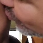 Respete a su hijo; si él no quiere contacto físico como un saludo, que así sea.