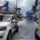 Ángel nunca ha estado en un campo de béisbol, pero se ‘pega’ unas buenas carreras para vender sus bates metálicos en el norte porteño.
