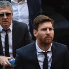 Lionel Messi junto a su padre, Jorge (i), tras salir de una audiencia en España.