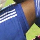 El Cuco Angulo había fallado el penal y Alexander Domínguez trata de consolarlo.