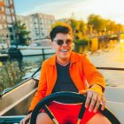 Es conocido por sus videos cómicos en redes sociales.