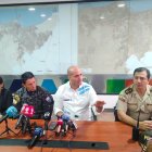 Agustín Intriago (de blanco), alcalde de Manta, durante una rueda de prensa con otras autoridades.