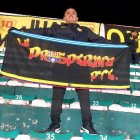 Juan Francisco Anchundia en el estadio Hernando Siles de La Paz con la bandera de La Prosperina.