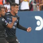 Festejo a lo grande Juniors Sornoza y el goleador Michael Hoyos e Independiente del Valle celebra,.