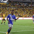 Miller Bolaños celebra tras marcar uno de sus dos goles a Barcelona en el estadio Monumental.