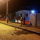 Vecinos, alarmados por la balacera, salieron a la calle y se toparon con la tragedia.