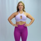 Con abertura.Este atrevido escote fue viral entre las famosas y expertas en moda. Lo utilizan para su día a día.