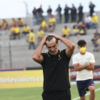 Fabián Bustos renunció a la dirección técnica de Barcelona, luego de perder ante Emelec.