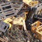 Varias jabas cayeron de un vehículo en la vía a Daule este sábado 17 de junio.