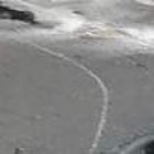 La moto quedó destrozada en la vía.