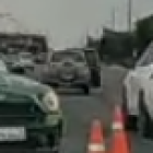 Uno de los autos implicados en el choque, en plena av. Samborondón.