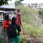 En las casas de alto riesgo se colocaron banderas rojas. Algunas estructuras ya están en el aire.