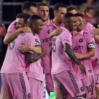 Dixon Arroyo (i) celebró con Lionel Messi, tras la victoria del Inter de Miami.