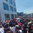 La bandera de Manta cubría el ataúd, que fue llevado en hombros por amigos y colaboradores.