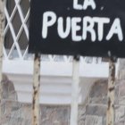 En un callejón cercano adonde mataron a cuatro personas el 18 de julio, moradores colocaron letreros para pedir el cierre de la puerta e indicar el horario en que estará con seguro.