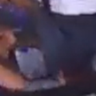 El momento del atraco, con el menor amenazando con un cuchillo.