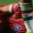 Luciano Sánchez (suelo) sufrió una terrible lesión por parte del brasileño Marcelo, quien se toma la cabeza al observar cómo quedó la pierna del defensa argentino.