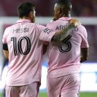 Para la historia, Lionel Messi sale abrazando a Arroyo de un partido del Inter Miami.