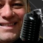 Xavier Enrique recibió un premio en la ‘Yoni’ por sus 30 años en la música.