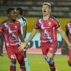 Byron Palacios (c) marcó el primer gol de El Nacional en el empate con Cumbayá.