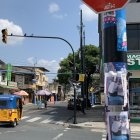 No solo vehículos convencionales circulan por estas calles, si no también pequeñas carretas y 'tricimotos' que corren más riesgo sin semáforos.