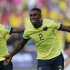Félix Torres Caicedo de Ecuador celebra un gol, en un partido de las Eliminatorias Sudamericanas para la Copa Mundial de Fútbol 2026 entre Ecuador y Uruguay.
