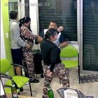 El video de las guías penitenciarias bailando con dos hombres.