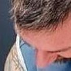 El entrenador y comentarista deportivo José Luis Migueles, recibiendo el autógrafo de Lionel Messi.