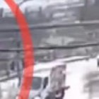 Captura de ambos instantes en los que el motociclista se salvó de morir.