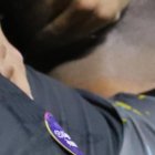 Carlos Rodríguez que le dio los tres puntos a Barcelona, es abrazado por sus compañeros. Fiesta en la afición amarilla.