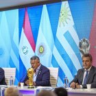 Claudio Tapia (c), presidente del fútbol argentino, habló sobre el Mundial 2030.